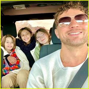 Ryan Phillippe, 49, shares rare moment with daughter。